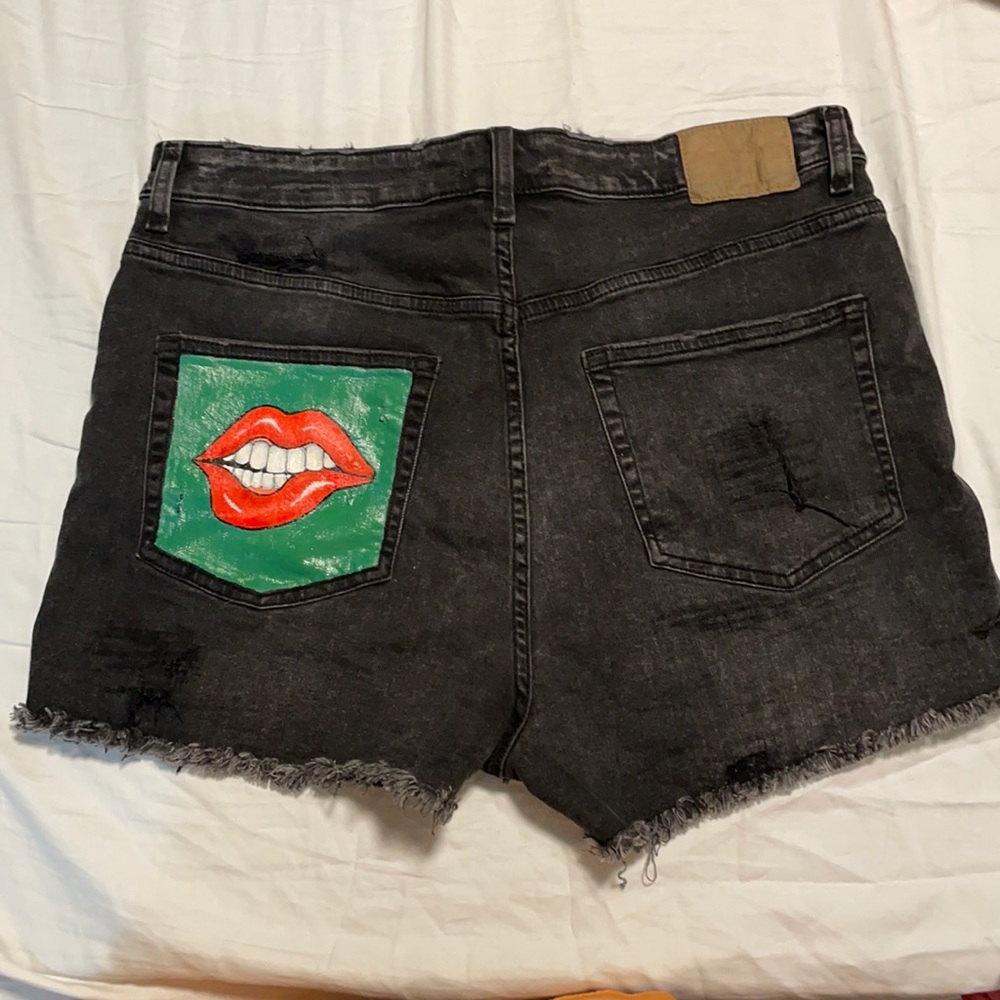 Hand painted pocket, black jean shorts